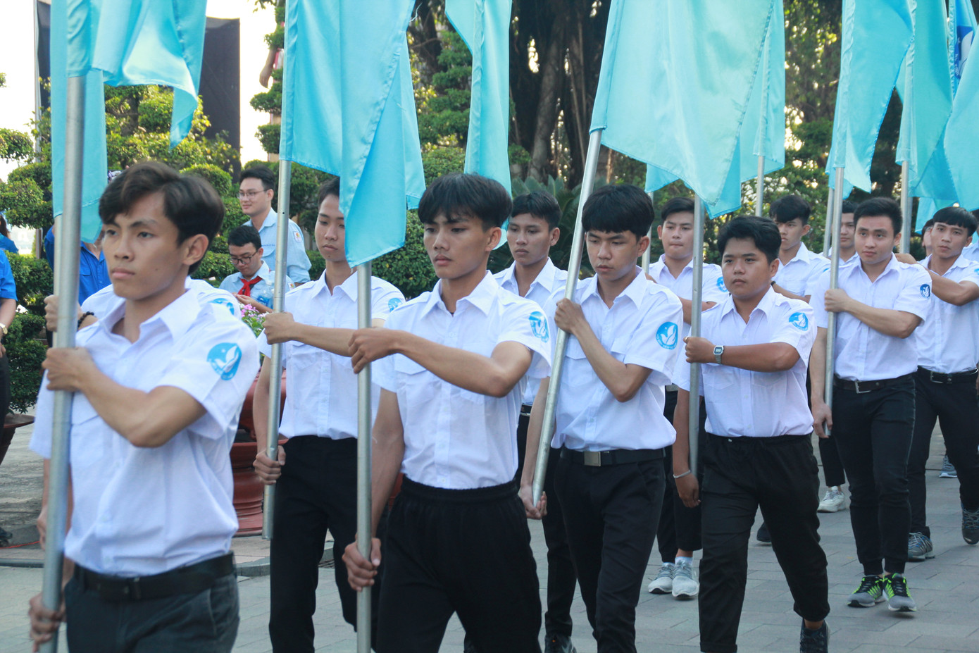 Hoa hậu Tiểu Vy rước đuốc cùng sinh viên TPHCM ảnh 1