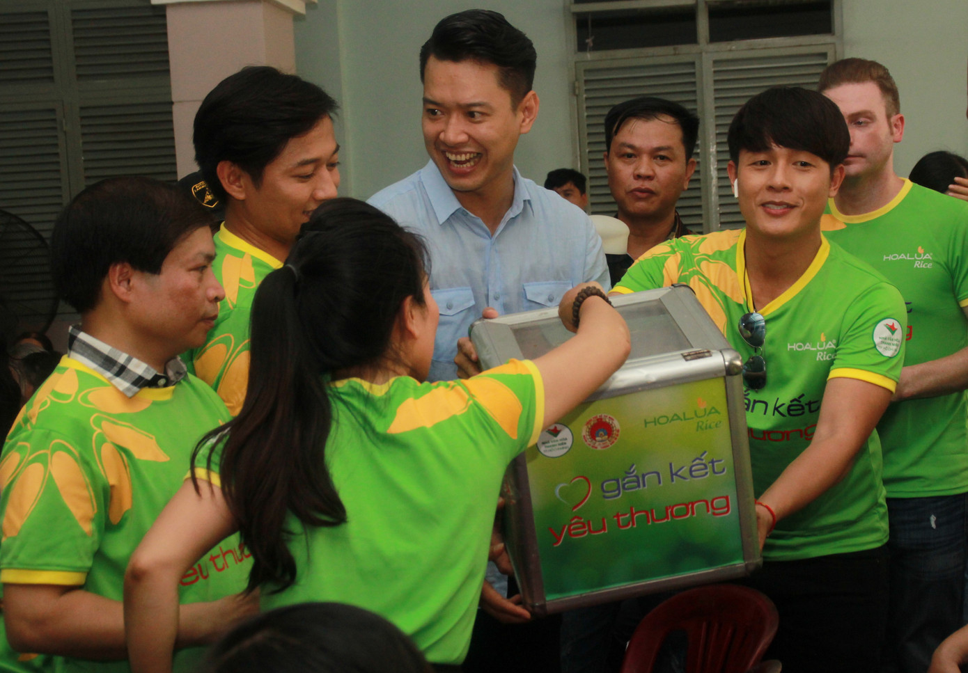 Hoa hậu Hà Kiều Anh, NSND Kim Xuân cùng các nghệ sĩ chăm lo các cụ già neo đơn ảnh 20