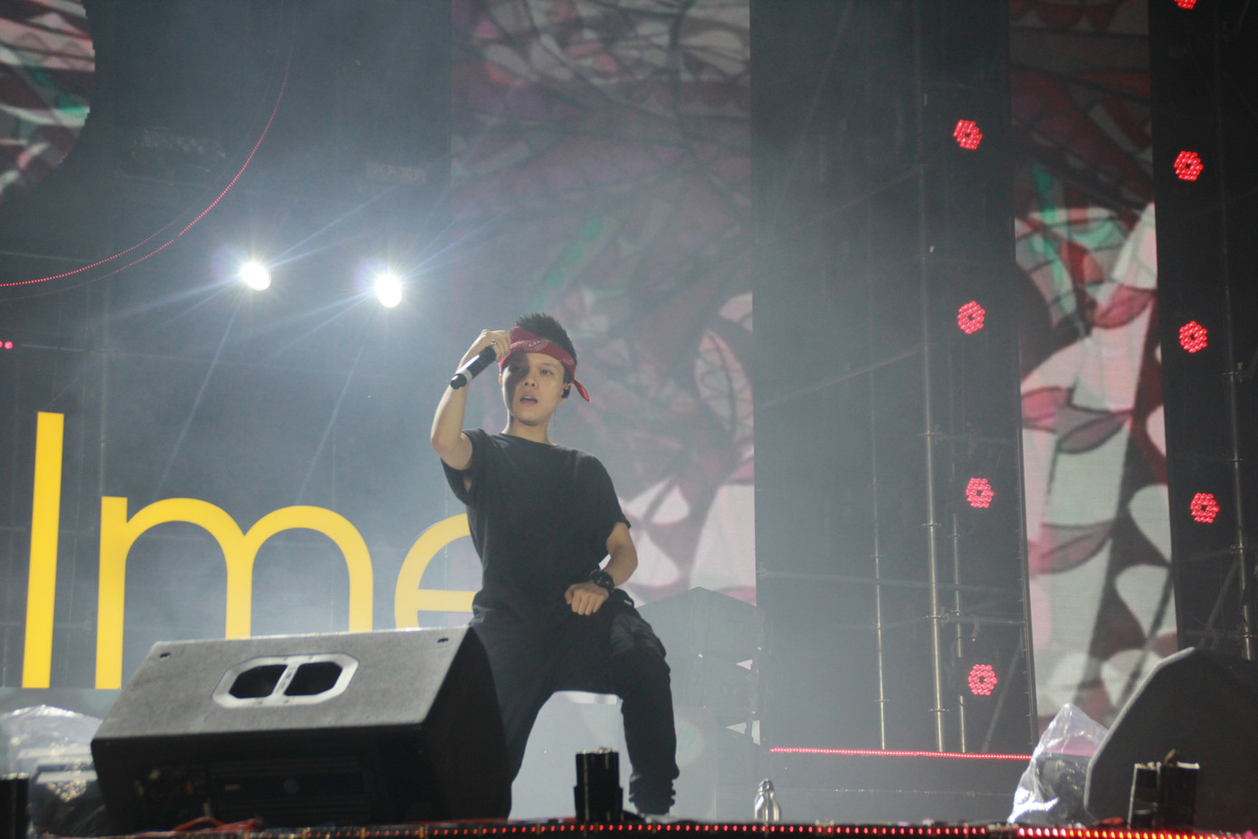 Trúc Nhân diện áo vest - quần cụt 'quẩy' tưng bừng cùng hàng ngàn sinh viên ảnh 7