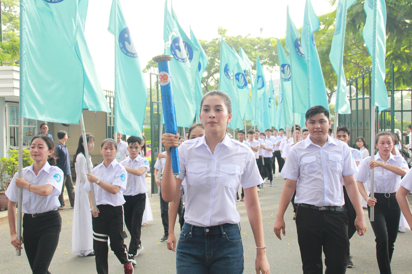 Hoa hậu Tiểu Vy rước đuốc cùng sinh viên TPHCM ảnh 10