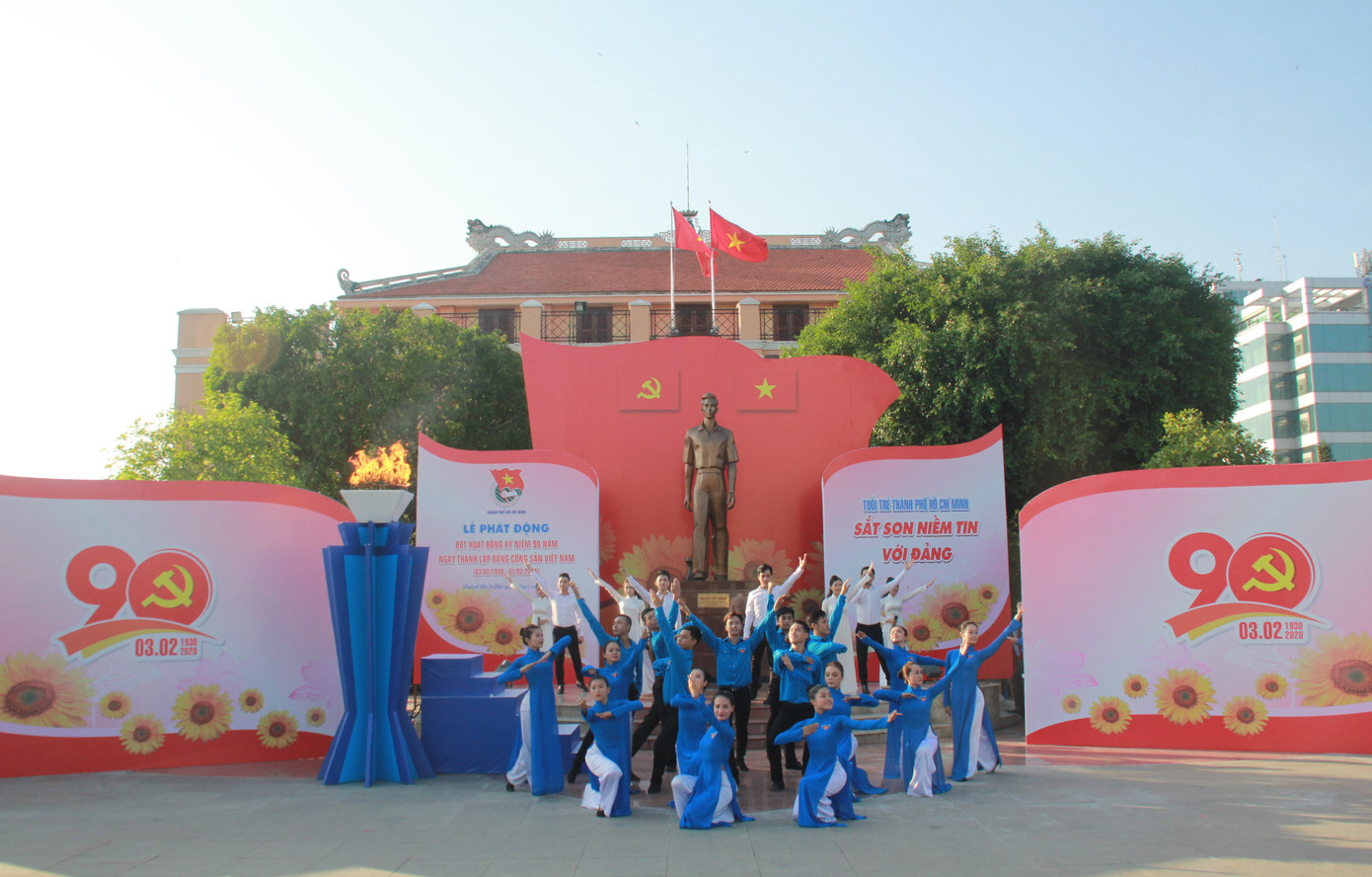 Tuổi trẻ TPHCM bắt đầu chuỗi hoạt động kỷ niệm 90 năm thành lập Đảng Cộng sản ảnh 1