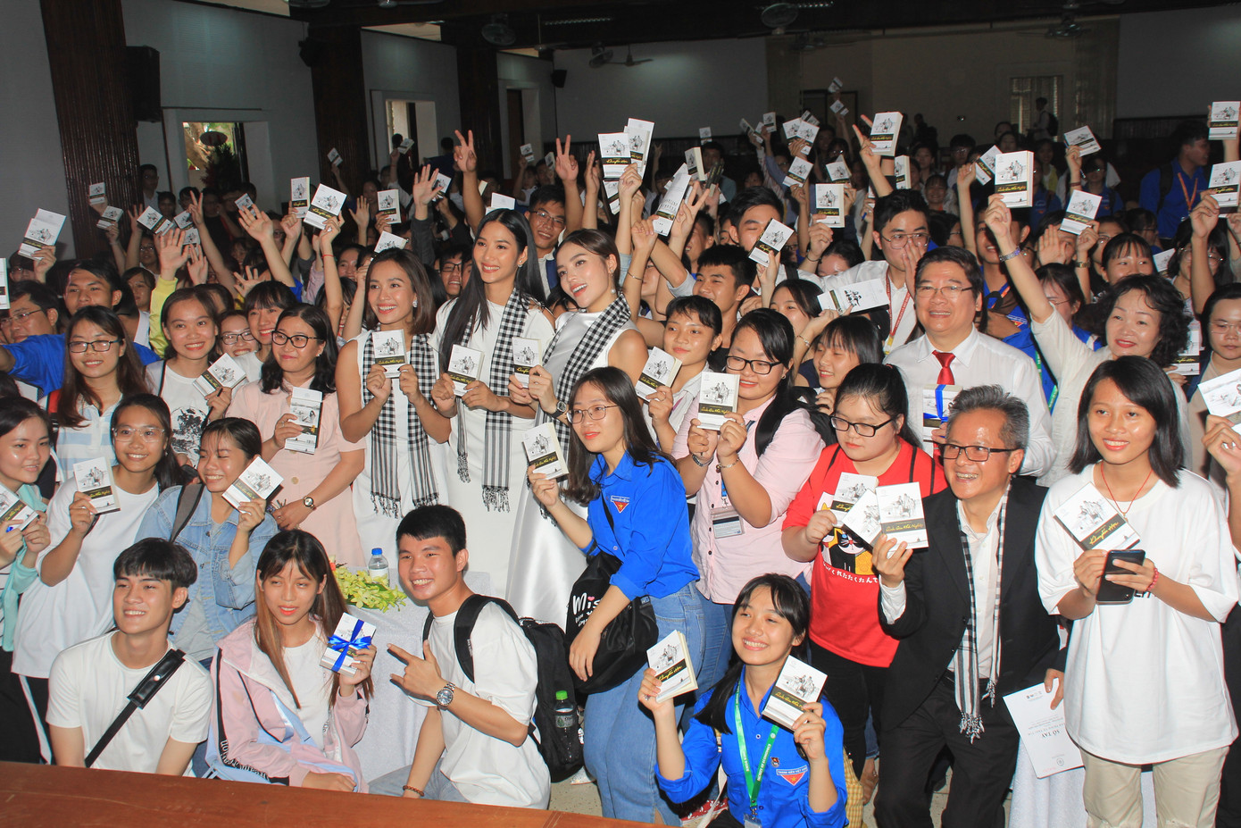 Hoàng Thùy, Ái Phương 'khuấy đảo' ngày khai giảng ĐH Nông lâm TPHCM ảnh 6