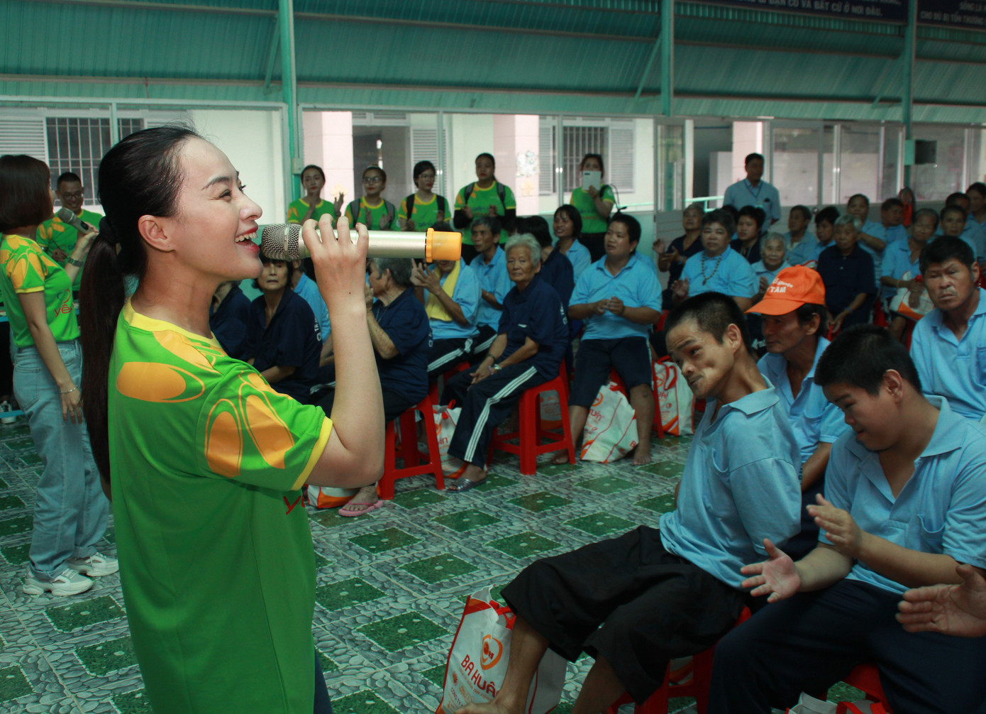 Hoa hậu Hà Kiều Anh, NSND Kim Xuân cùng các nghệ sĩ chăm lo các cụ già neo đơn ảnh 12