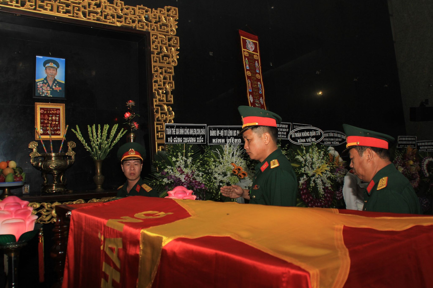 Gia đình, đồng đội tiễn biệt Anh hùng phi công Nguyễn Văn Bảy ảnh 12