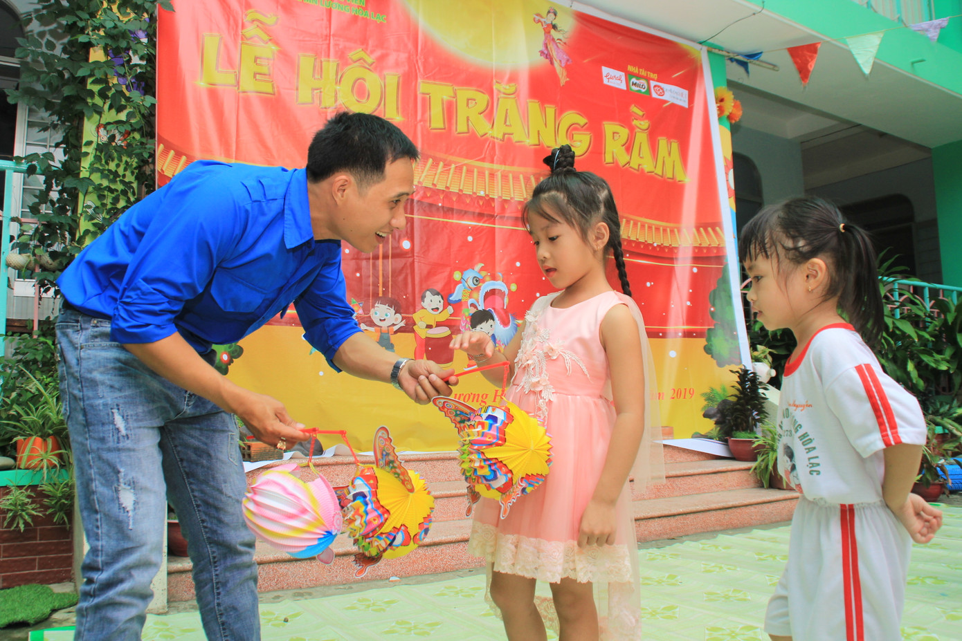 Báo Tiền Phong tổ chức Tết Trung thu cho hơn 400 em nhỏ Tiền Giang ảnh 4