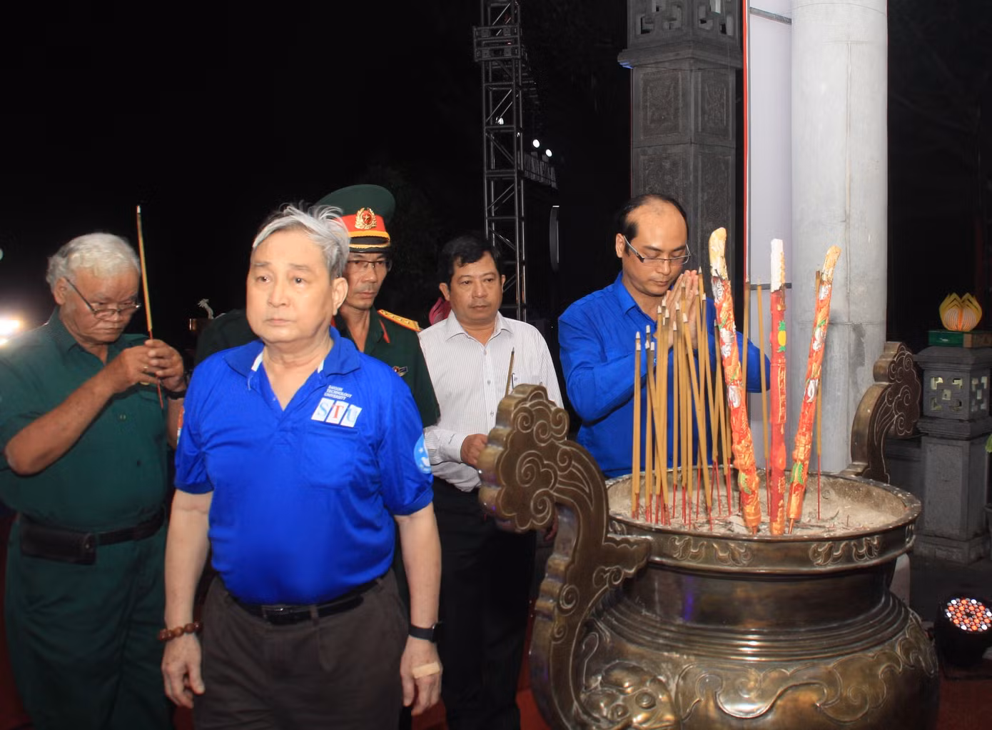 Trung ương Đoàn thắp nến tri ân các Anh hùng liệt sỹ ảnh 6