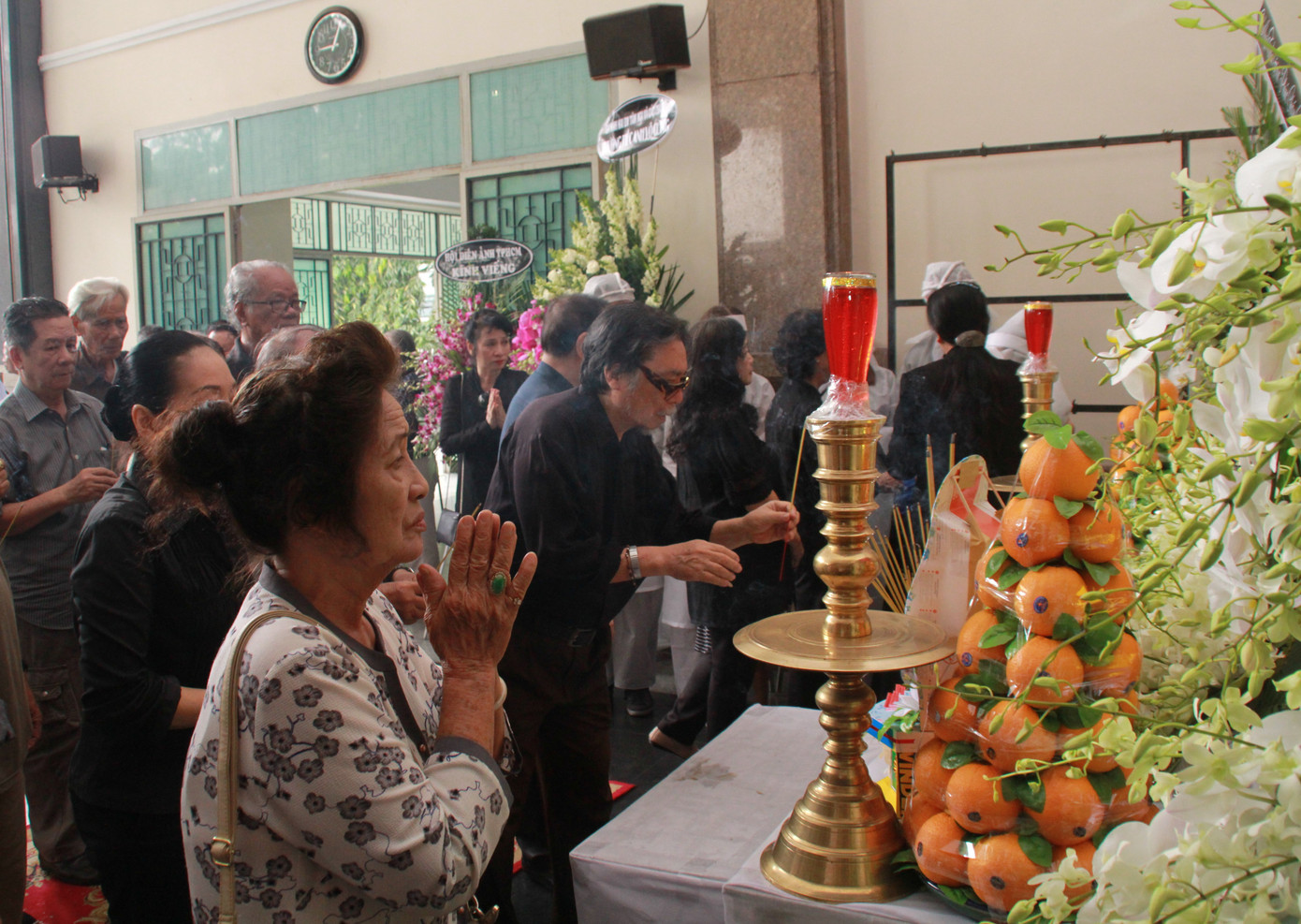 Nhiều nghệ sĩ gạo cội của sân khấu, điện ảnh đến viếng NSND Thế Anh ảnh 2