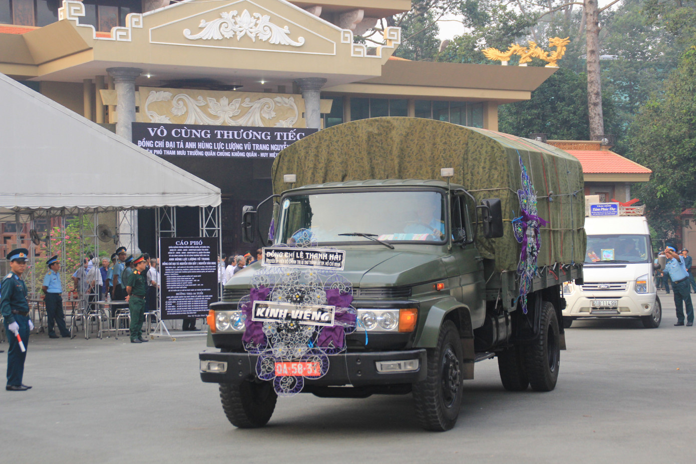 Tiễn đưa linh cữu Anh hùng phi công Nguyễn Văn Bảy về quê nhà ảnh 8