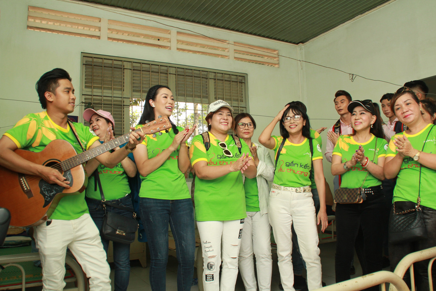 Hoa hậu Hà Kiều Anh, NSND Kim Xuân cùng các nghệ sĩ chăm lo các cụ già neo đơn ảnh 4