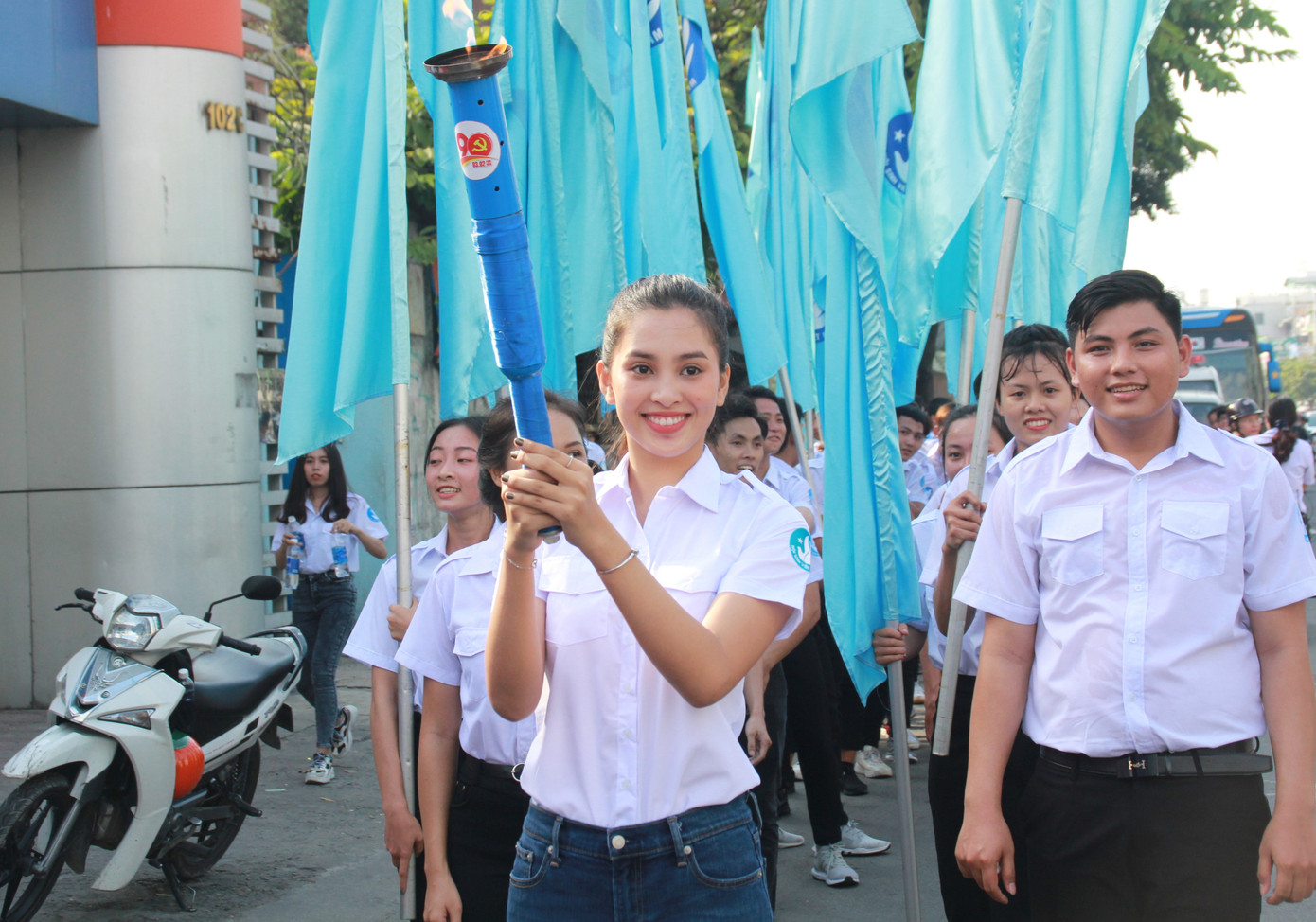 Hoa hậu Tiểu Vy rước đuốc cùng sinh viên TPHCM ảnh 6
