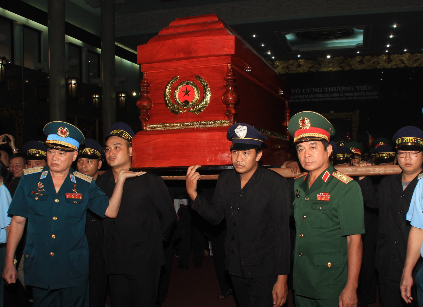 Tiễn đưa linh cữu Anh hùng phi công Nguyễn Văn Bảy về quê nhà ảnh 2