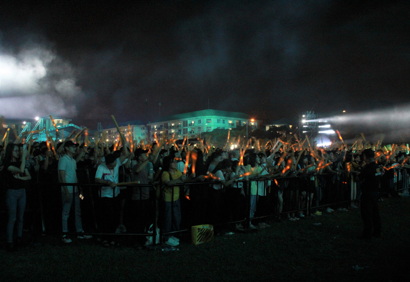 Trúc Nhân diện áo vest - quần cụt 'quẩy' tưng bừng cùng hàng ngàn sinh viên ảnh 14