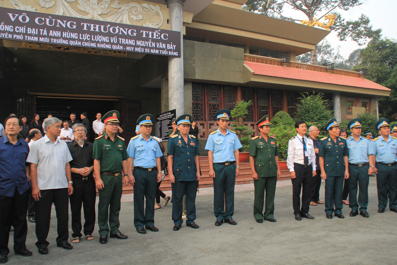 Tiễn đưa linh cữu Anh hùng phi công Nguyễn Văn Bảy về quê nhà ảnh 6