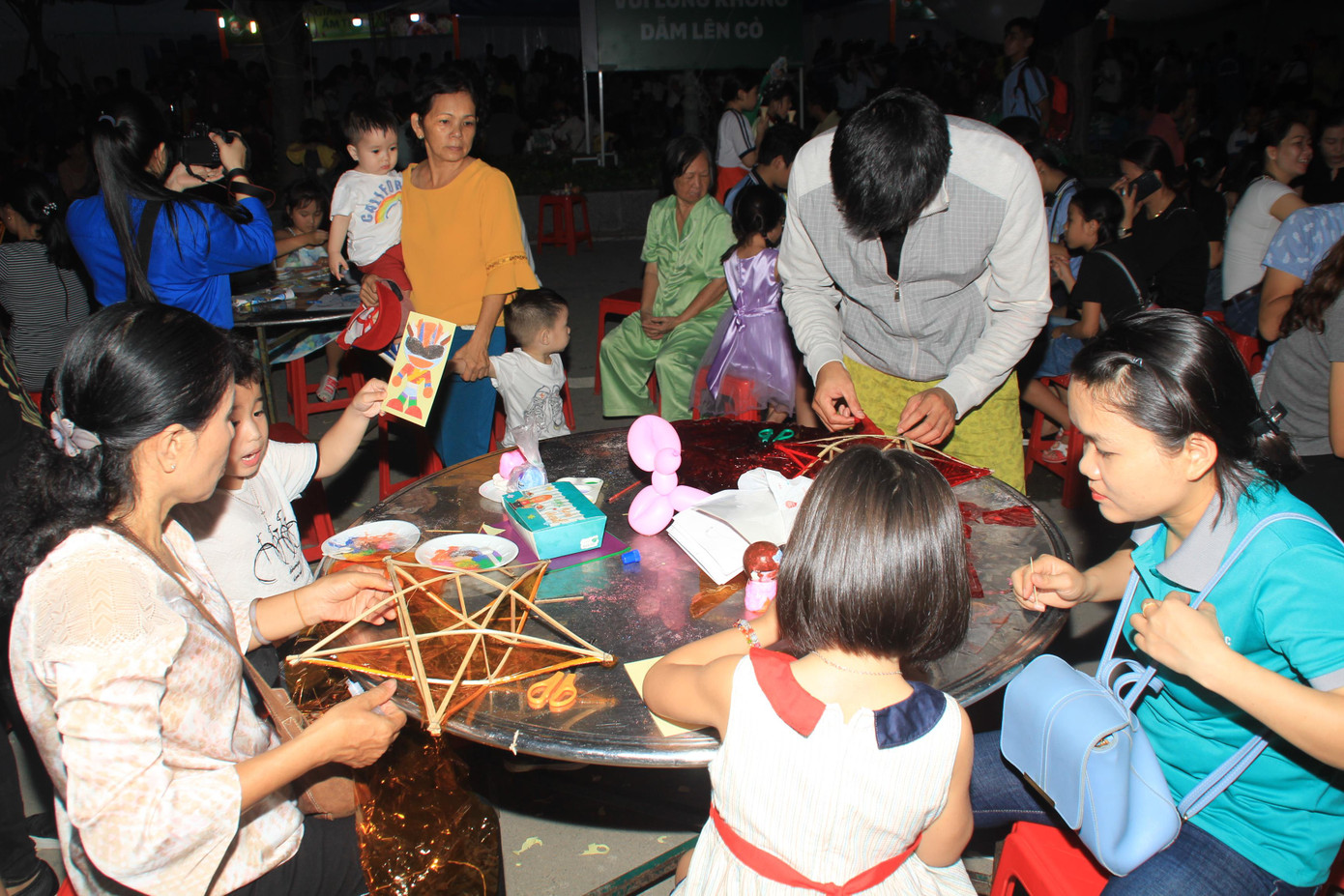 Mặc mưa lớn, 2.000 bạn nhỏ TPHCM đón trung thu trong tình thương ấm áp ảnh 15