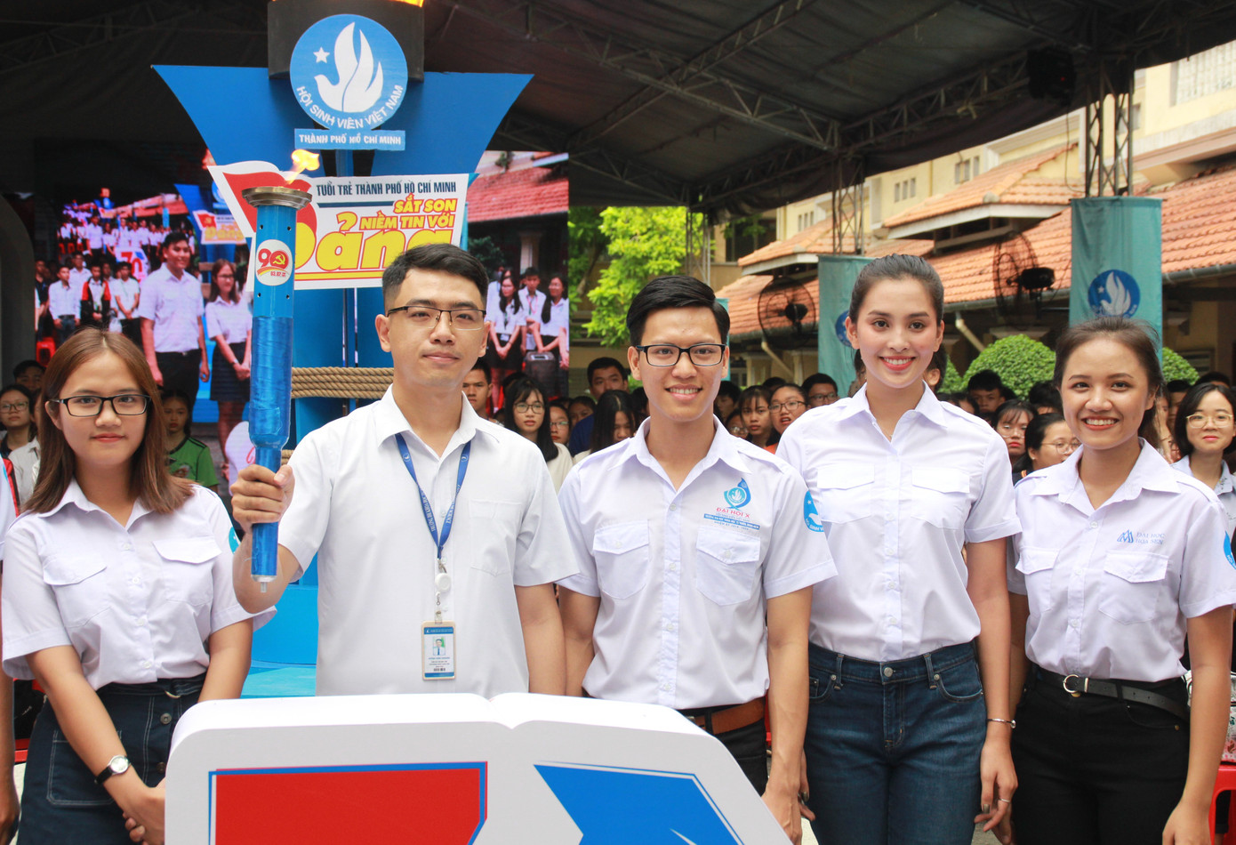 Hoa hậu Tiểu Vy rước đuốc cùng sinh viên TPHCM ảnh 13