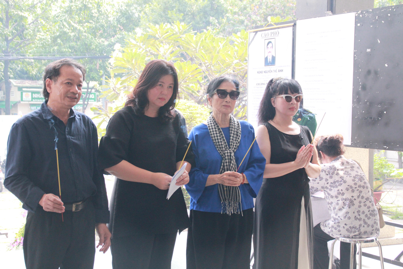 Nhiều nghệ sĩ gạo cội của sân khấu, điện ảnh đến viếng NSND Thế Anh ảnh 9