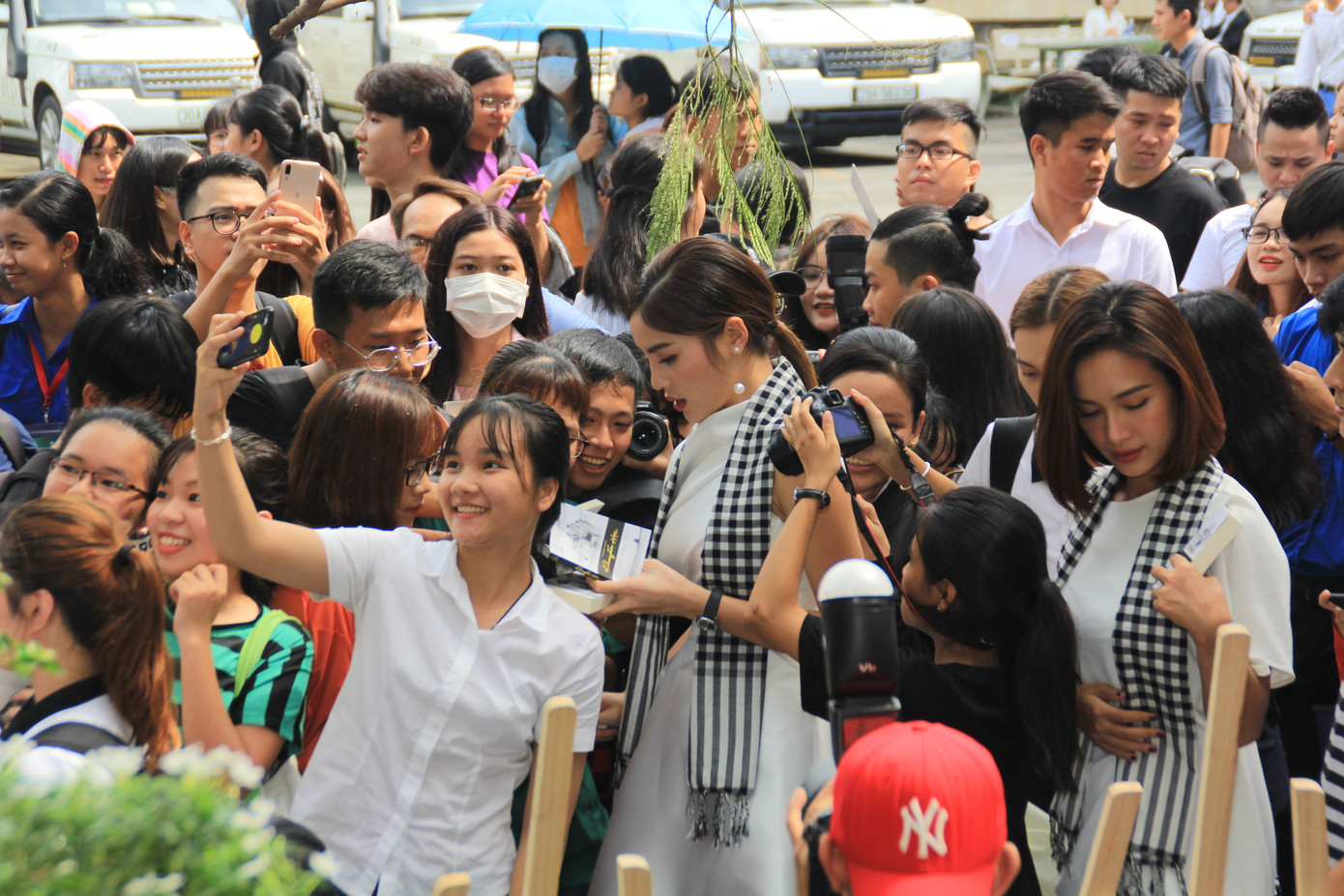 Hoàng Thùy, Ái Phương 'khuấy đảo' ngày khai giảng ĐH Nông lâm TPHCM ảnh 3