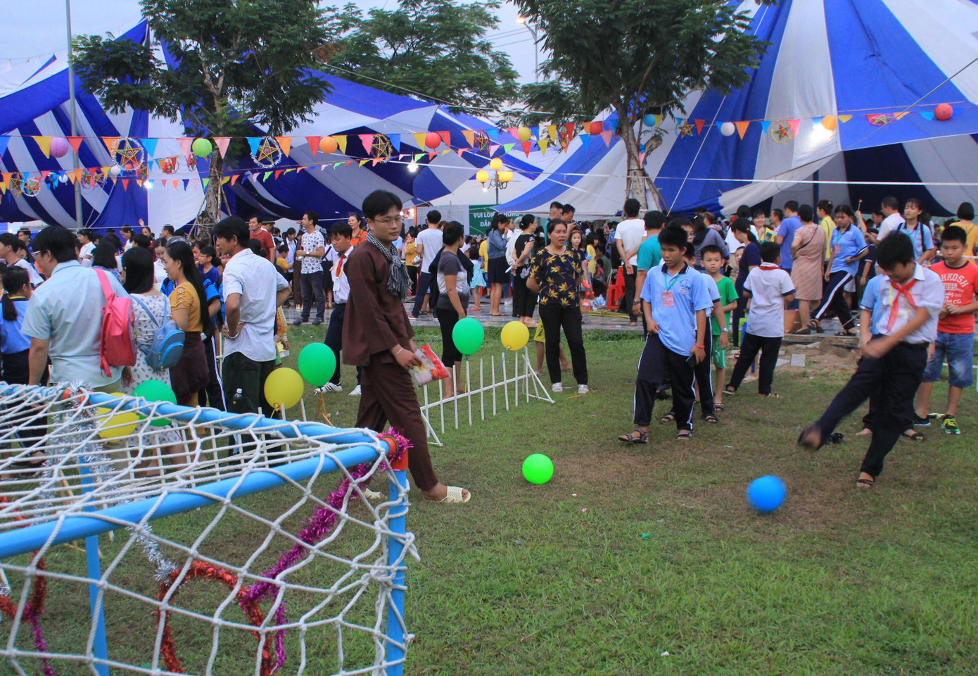 Mặc mưa lớn, 2.000 bạn nhỏ TPHCM đón trung thu trong tình thương ấm áp ảnh 8