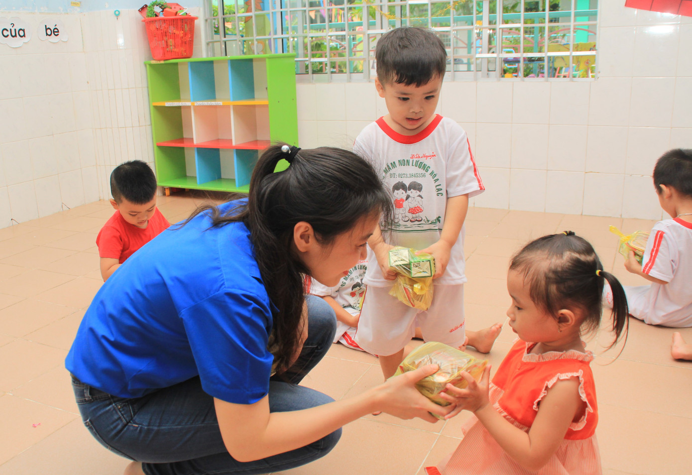 Báo Tiền Phong tổ chức Tết Trung thu cho hơn 400 em nhỏ Tiền Giang ảnh 12