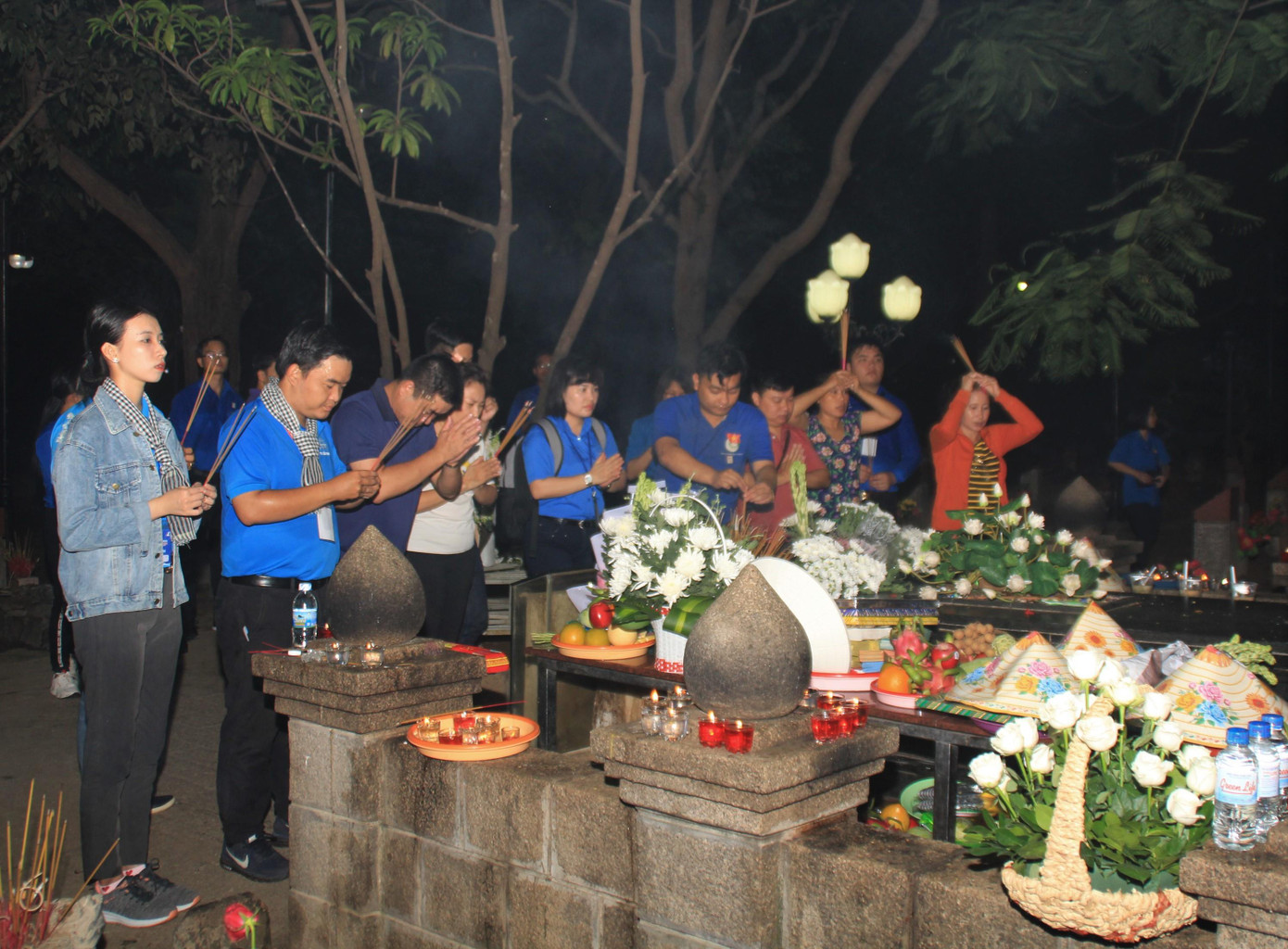 Đoàn viên thanh niên, người dân thành kính tri ân các Anh hùng liệt sĩ tại Nghĩa trang Hàng Dương. Ảnh: Ngô Tùng