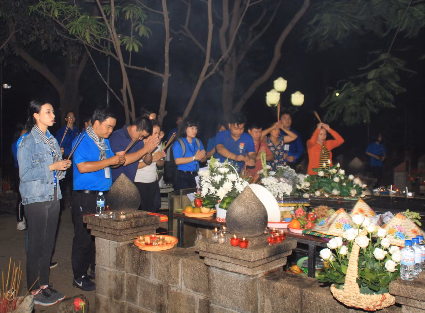Đoàn viên thanh niên, người dân thành kính tri ân các Anh hùng liệt sĩ tại Nghĩa trang Hàng Dương. Ảnh: Ngô Tùng