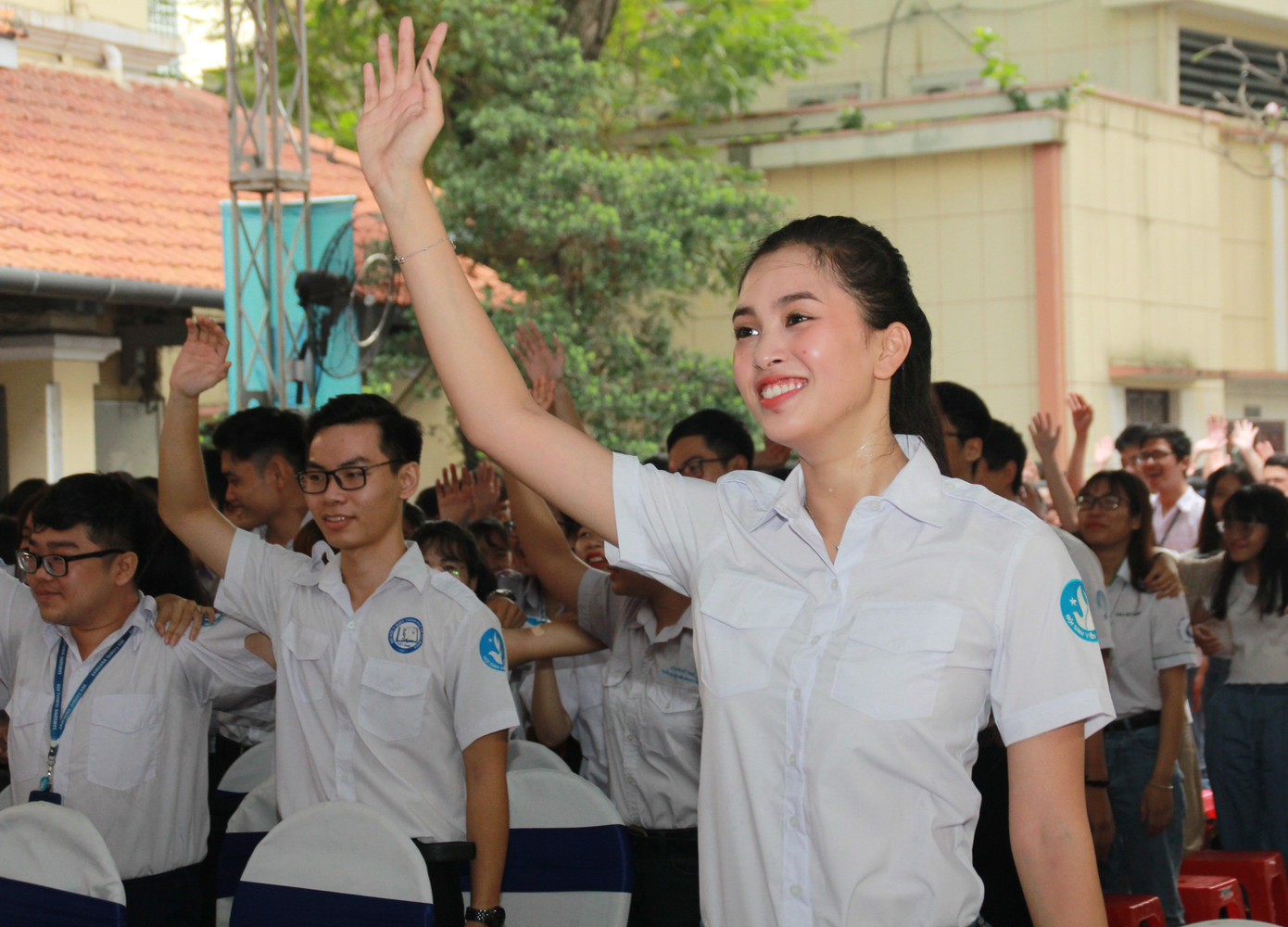 Hoa hậu Tiểu Vy rước đuốc cùng sinh viên TPHCM ảnh 14