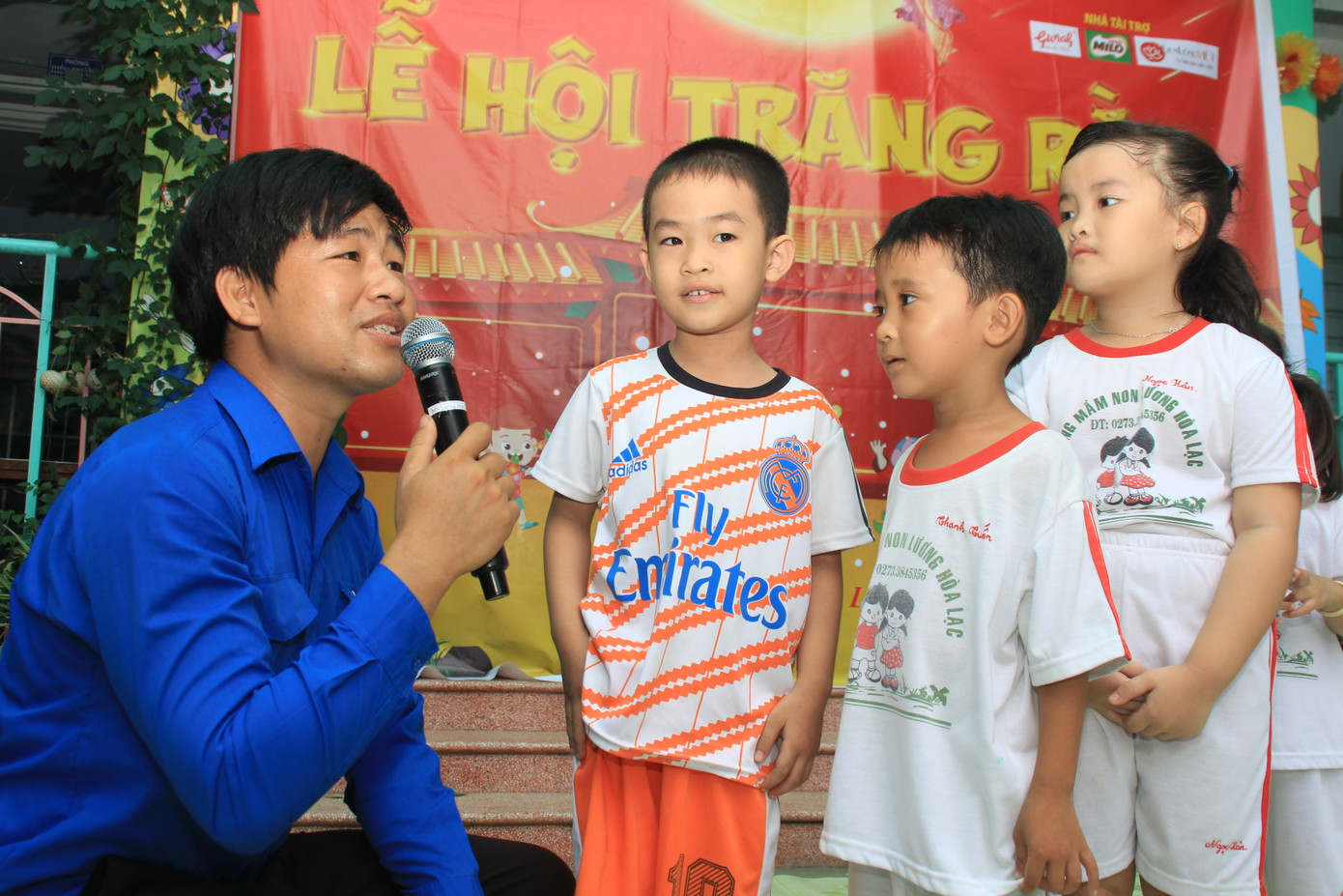 Báo Tiền Phong tổ chức Tết Trung thu cho hơn 400 em nhỏ Tiền Giang ảnh 2