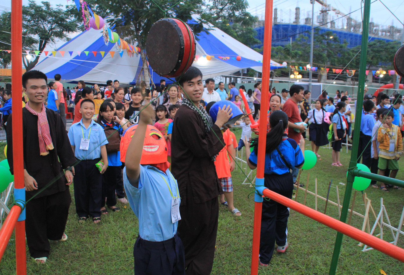 Mặc mưa lớn, 2.000 bạn nhỏ TPHCM đón trung thu trong tình thương ấm áp ảnh 10