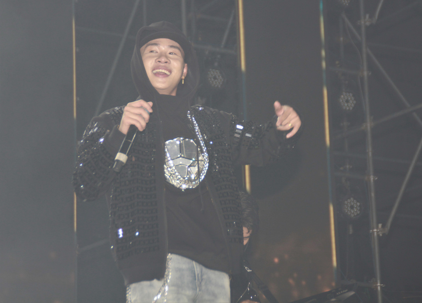 Trúc Nhân diện áo vest - quần cụt 'quẩy' tưng bừng cùng hàng ngàn sinh viên ảnh 2