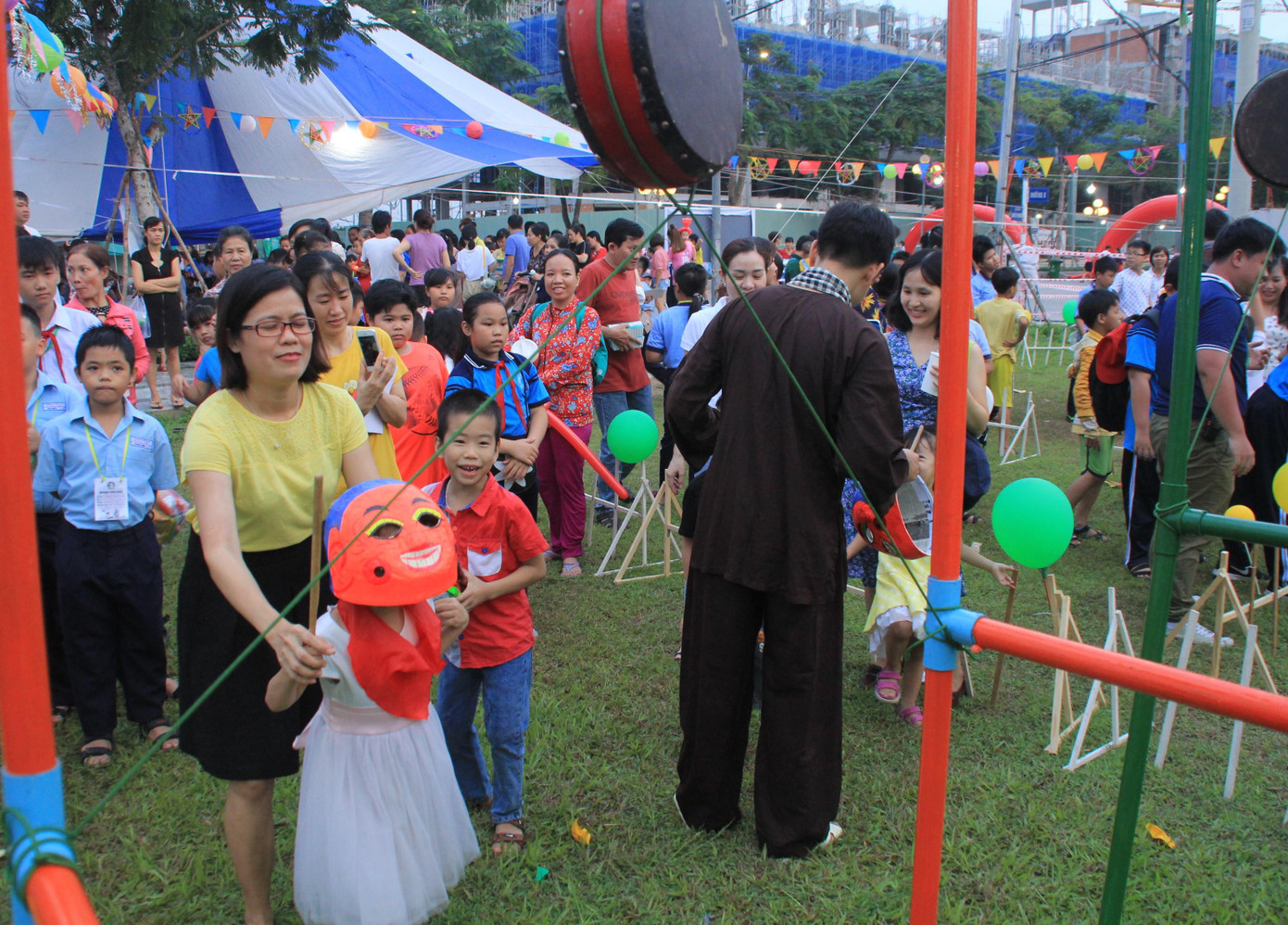 Mặc mưa lớn, 2.000 bạn nhỏ TPHCM đón trung thu trong tình thương ấm áp ảnh 9