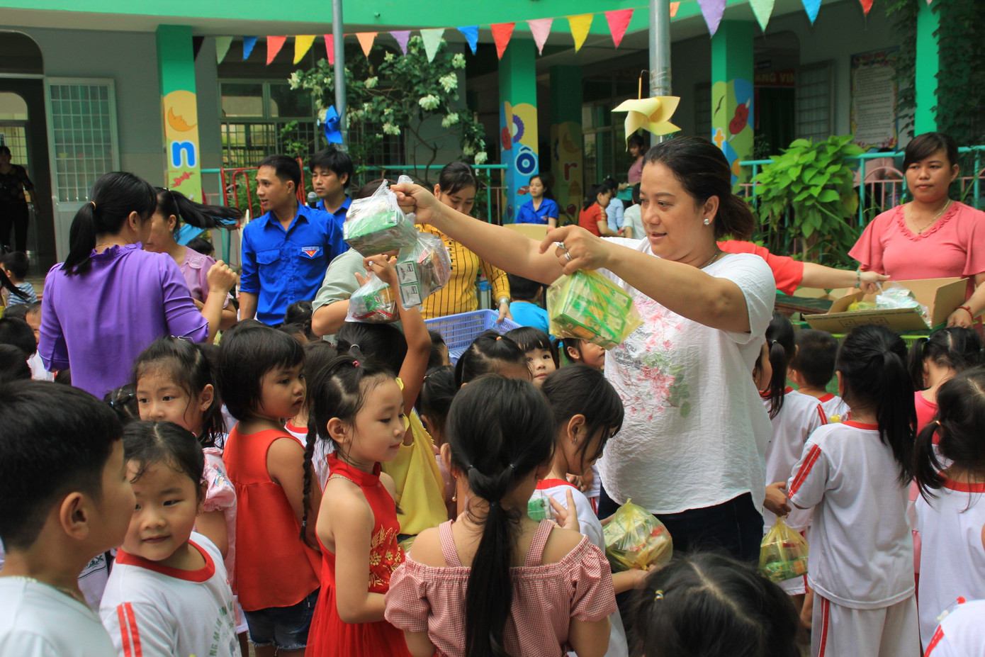 Báo Tiền Phong tổ chức Tết Trung thu cho hơn 400 em nhỏ Tiền Giang ảnh 10
