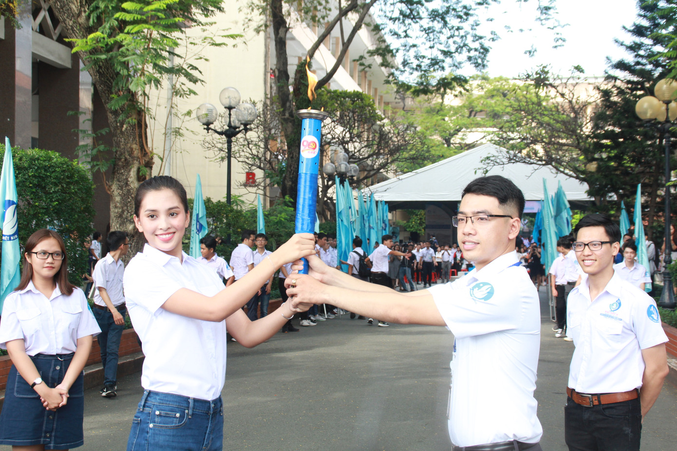 Hoa hậu Tiểu Vy rước đuốc cùng sinh viên TPHCM ảnh 12