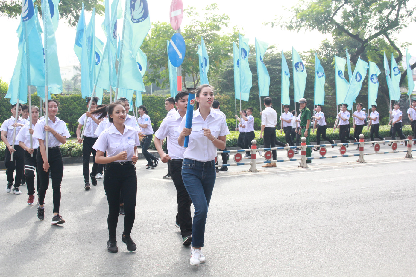 Hoa hậu Tiểu Vy rước đuốc cùng sinh viên TPHCM ảnh 9