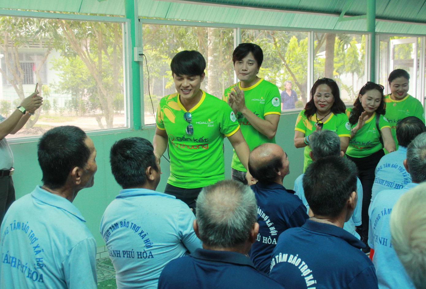 Hoa hậu Hà Kiều Anh, NSND Kim Xuân cùng các nghệ sĩ chăm lo các cụ già neo đơn ảnh 16