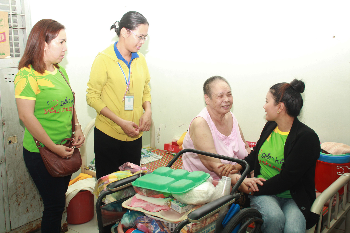 Hoa hậu Hà Kiều Anh, NSND Kim Xuân cùng các nghệ sĩ chăm lo các cụ già neo đơn ảnh 7