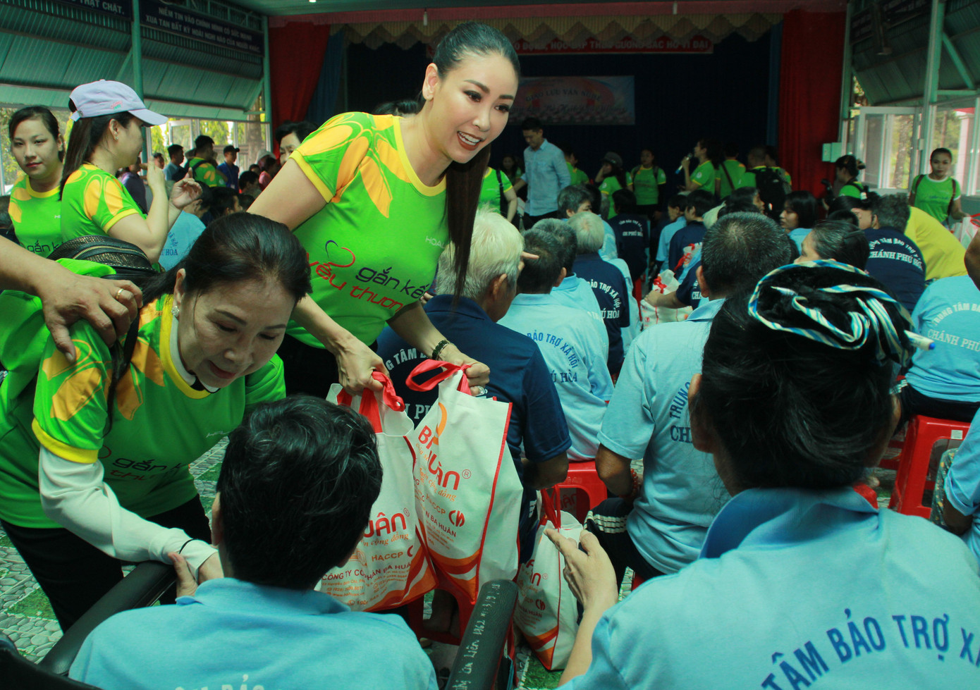 Hoa hậu Hà Kiều Anh, NSND Kim Xuân cùng các nghệ sĩ chăm lo các cụ già neo đơn ảnh 6