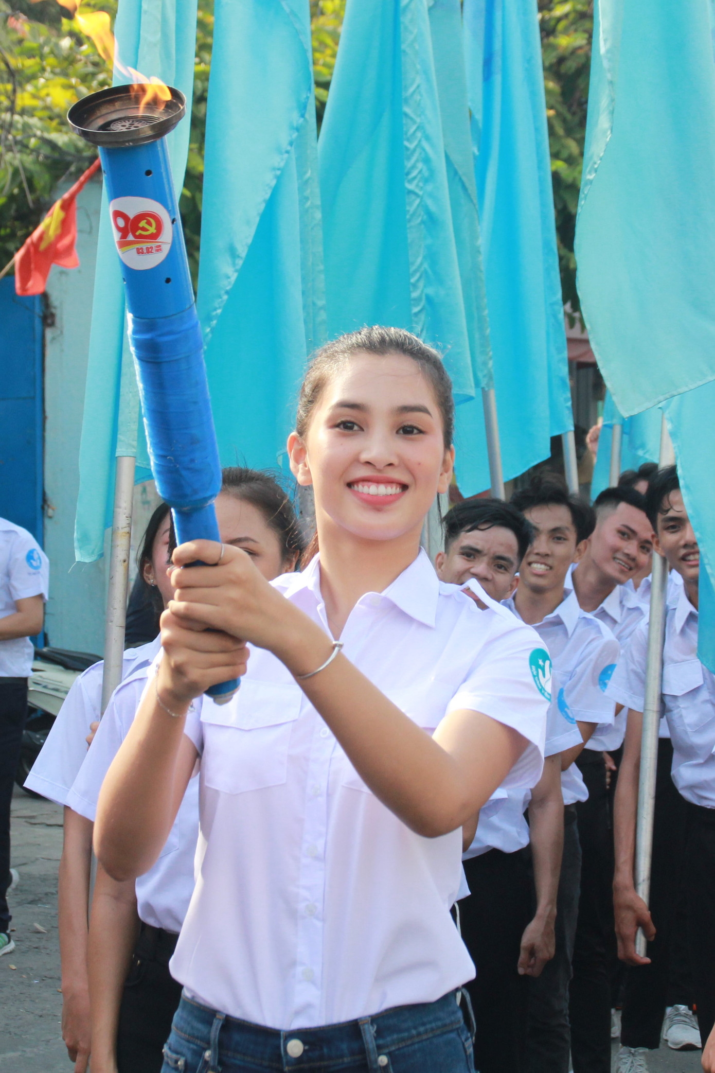 Hoa hậu Tiểu Vy rước đuốc cùng sinh viên TPHCM ảnh 4