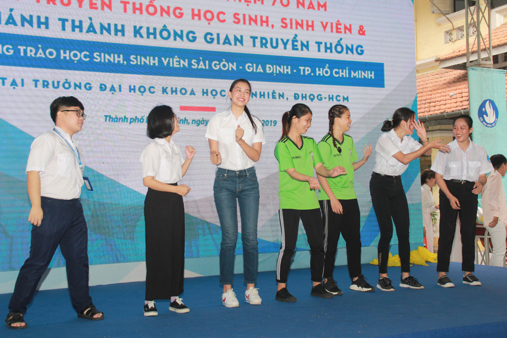 Hoa hậu Tiểu Vy rước đuốc cùng sinh viên TPHCM ảnh 16