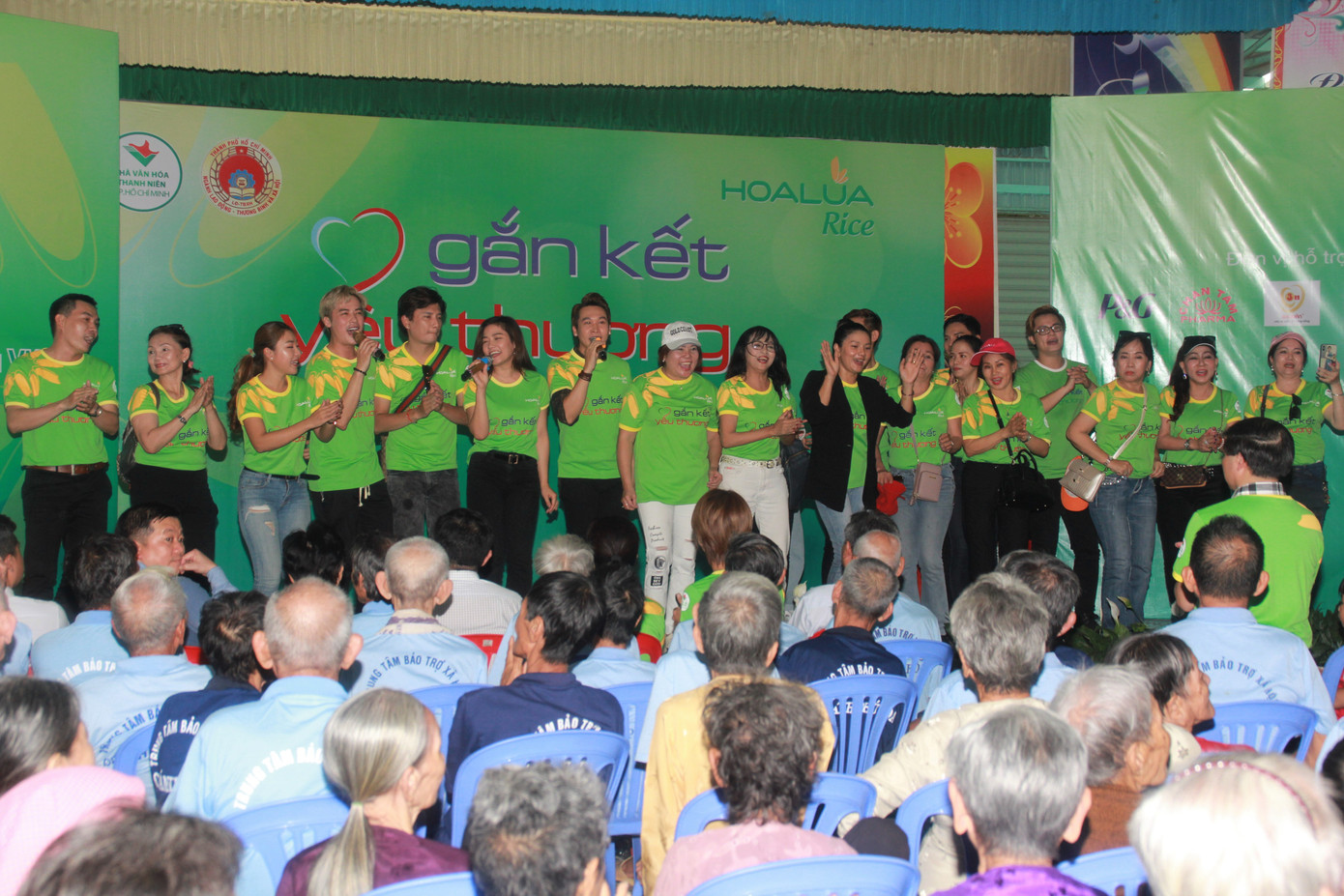 Hoa hậu Hà Kiều Anh, NSND Kim Xuân cùng các nghệ sĩ chăm lo các cụ già neo đơn ảnh 18