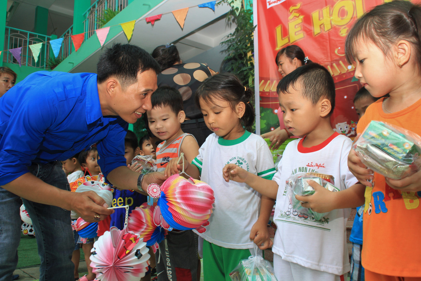 Báo Tiền Phong tổ chức Tết Trung thu cho hơn 400 em nhỏ Tiền Giang ảnh 6