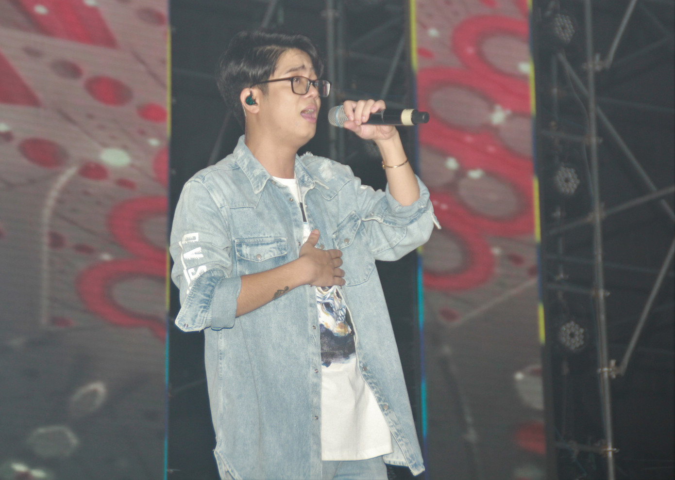 Trúc Nhân diện áo vest - quần cụt 'quẩy' tưng bừng cùng hàng ngàn sinh viên ảnh 6