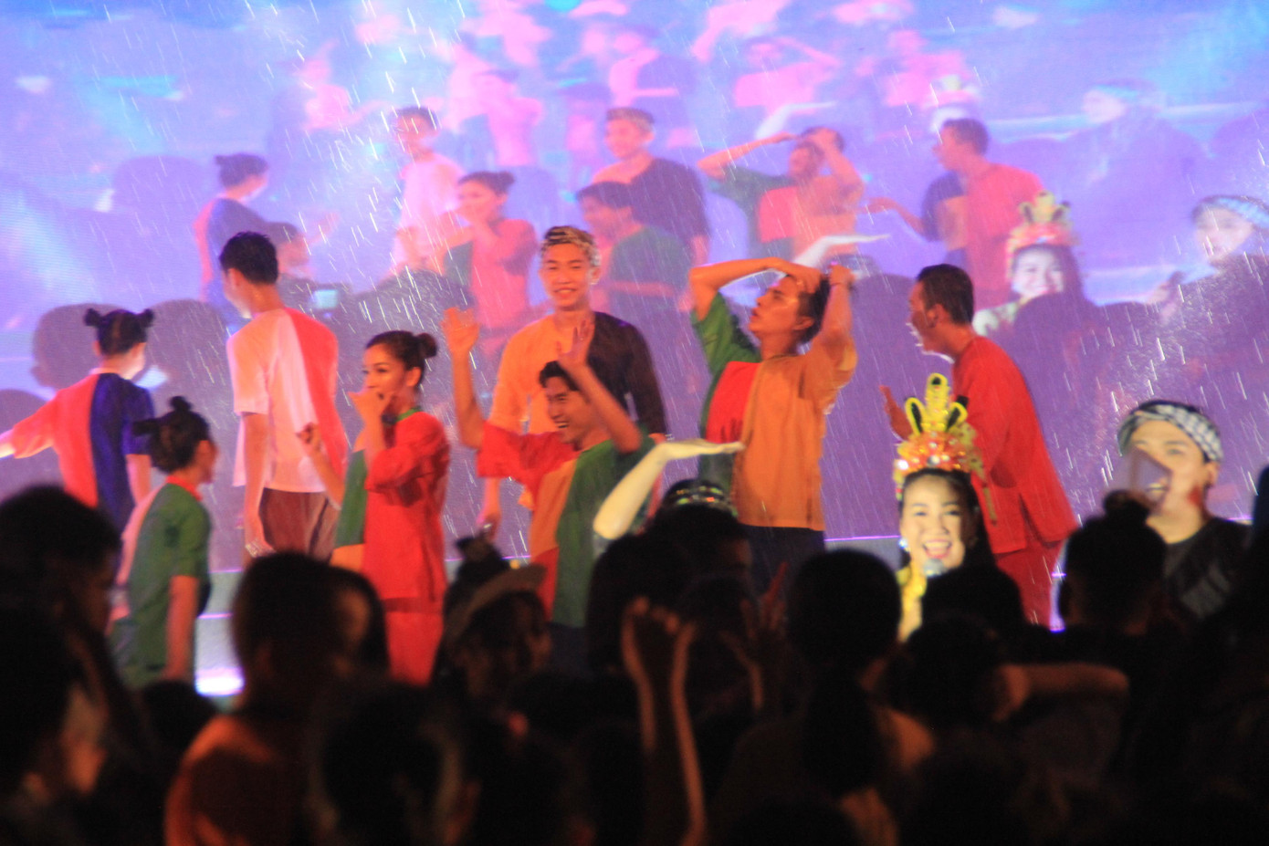 Mặc mưa lớn, 2.000 bạn nhỏ TPHCM đón trung thu trong tình thương ấm áp ảnh 2