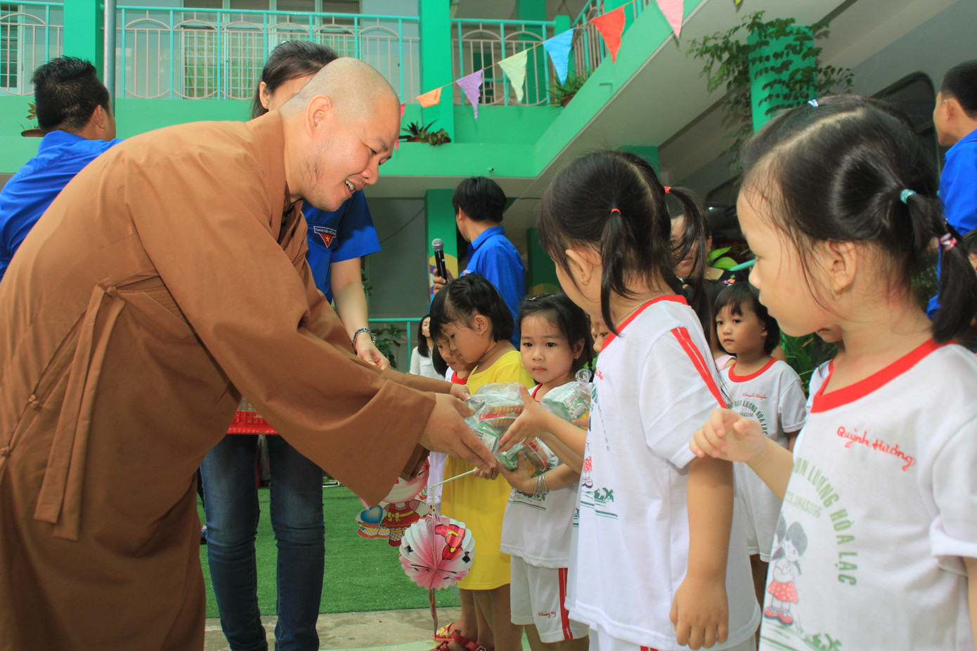 Báo Tiền Phong tổ chức Tết Trung thu cho hơn 400 em nhỏ Tiền Giang ảnh 5