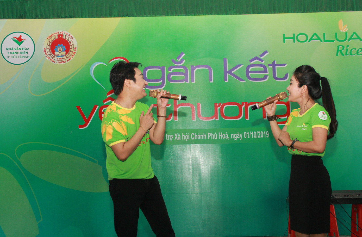 Hoa hậu Hà Kiều Anh, NSND Kim Xuân cùng các nghệ sĩ chăm lo các cụ già neo đơn ảnh 10