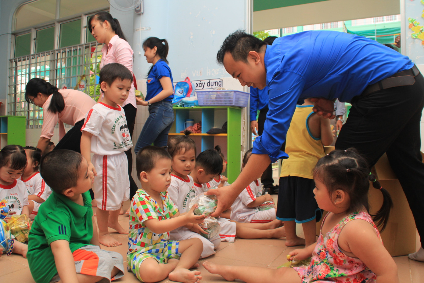 Báo Tiền Phong tổ chức Tết Trung thu cho hơn 400 em nhỏ Tiền Giang ảnh 11