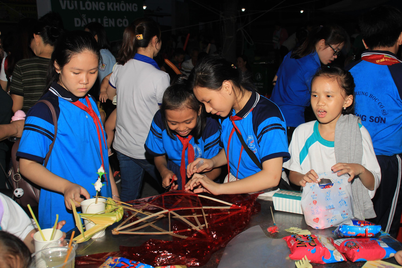 Mặc mưa lớn, 2.000 bạn nhỏ TPHCM đón trung thu trong tình thương ấm áp ảnh 16