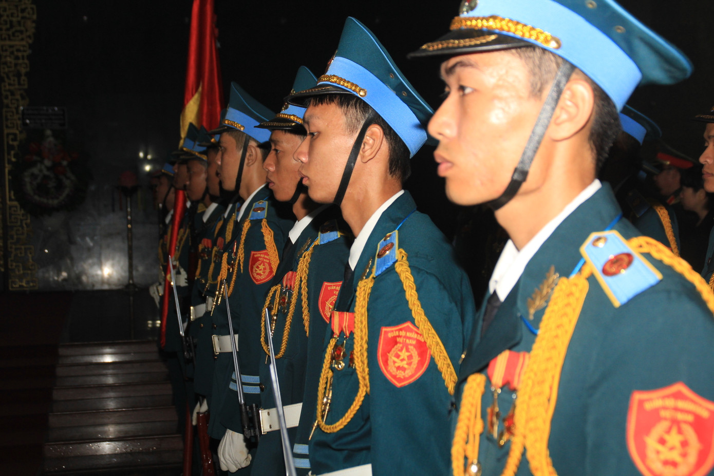 Tiễn đưa linh cữu Anh hùng phi công Nguyễn Văn Bảy về quê nhà ảnh 3