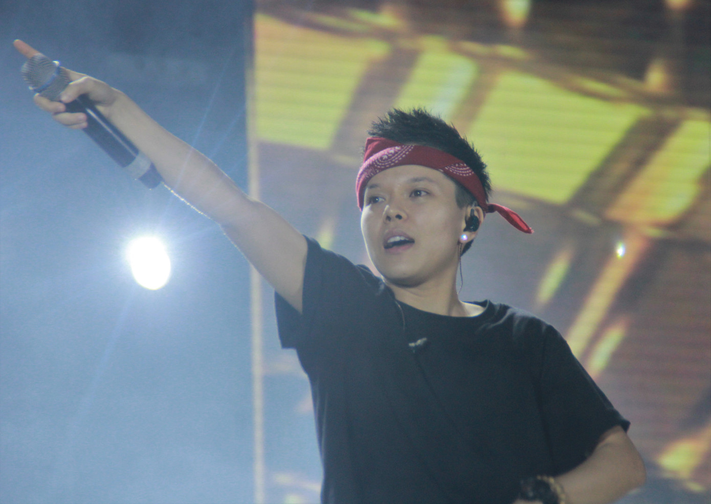 Trúc Nhân diện áo vest - quần cụt 'quẩy' tưng bừng cùng hàng ngàn sinh viên ảnh 8