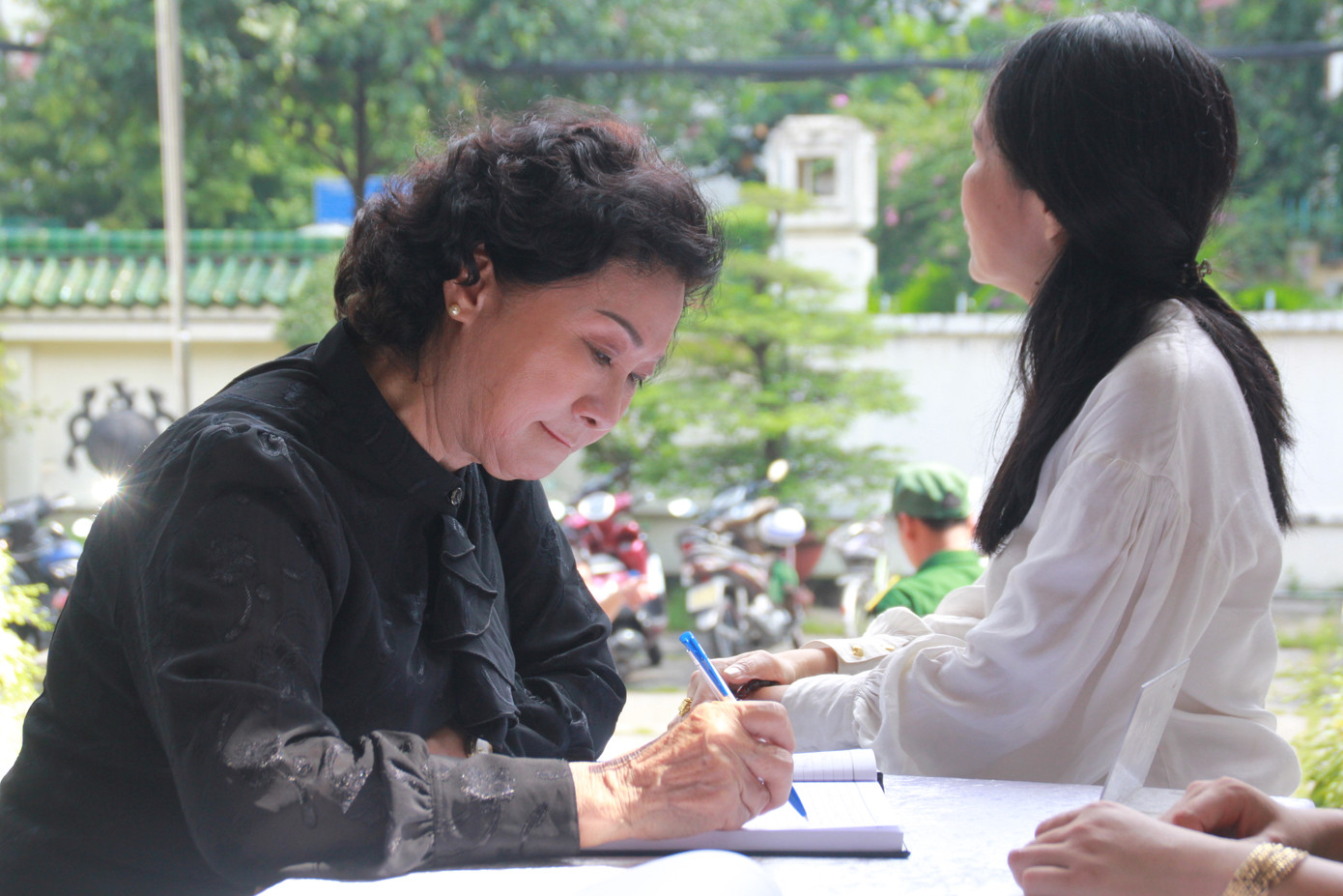 Nhiều nghệ sĩ gạo cội của sân khấu, điện ảnh đến viếng NSND Thế Anh ảnh 17