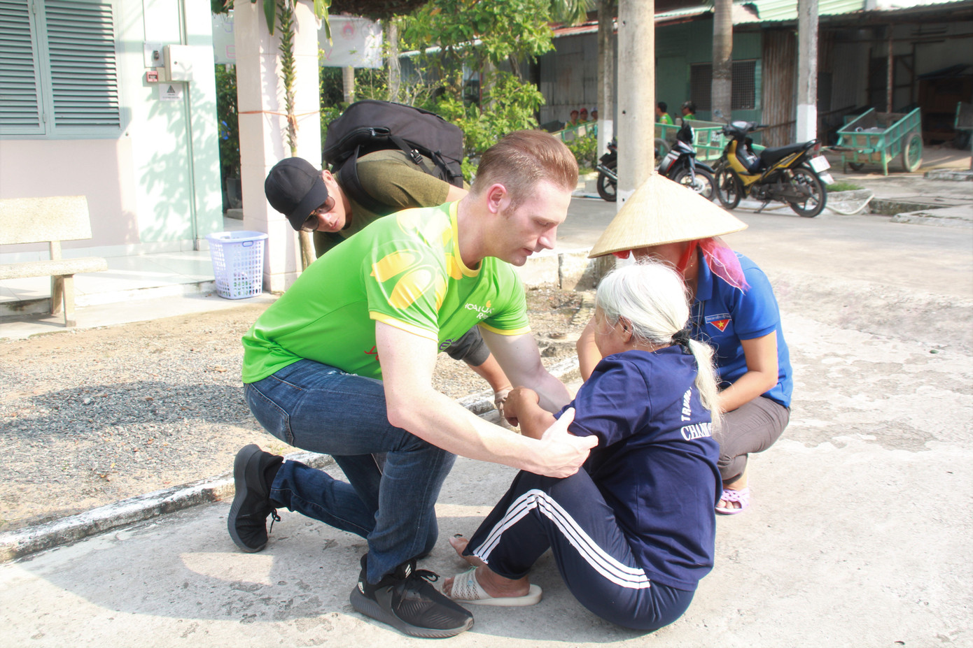 Hoa hậu Hà Kiều Anh, NSND Kim Xuân cùng các nghệ sĩ chăm lo các cụ già neo đơn ảnh 15